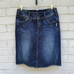EUC Silver Jeans Dark Denim Skirt Size 30